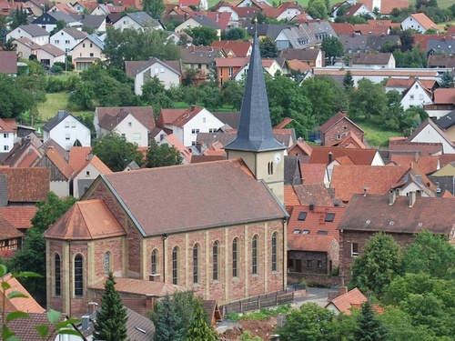 Außenansicht der Pfarrkirche Mariä Himmelfahrt, Elfershausen Außenansicht der Pfarrkirche Mariä Himmelfahrt, Elfershausen