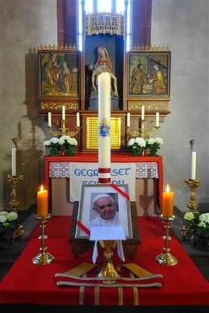 Totengedenken für Papst Franziskus in der Stadtpfarrkirche Hammelburg