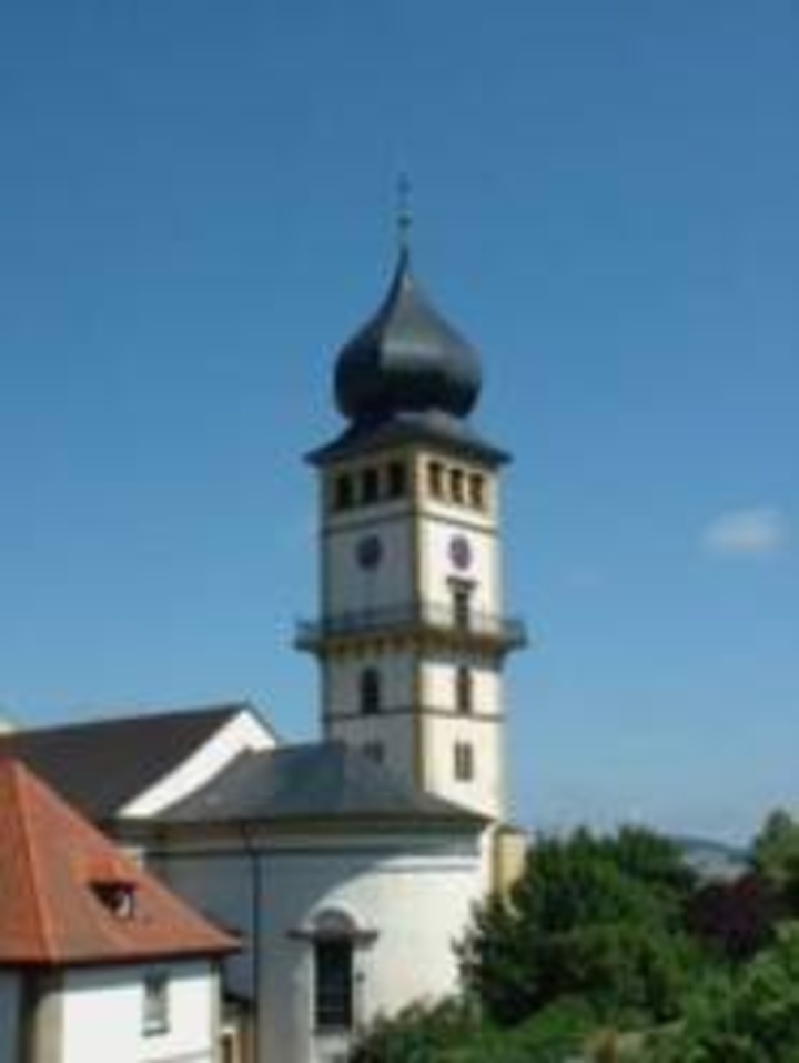 Außenansicht der Pfarrkirche St. Vitus Langendorf